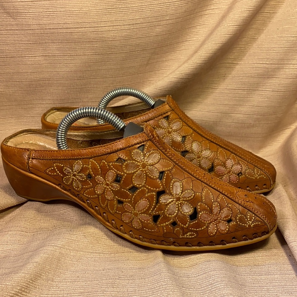 Pikolinos hardly worn leather flower appliqué mule